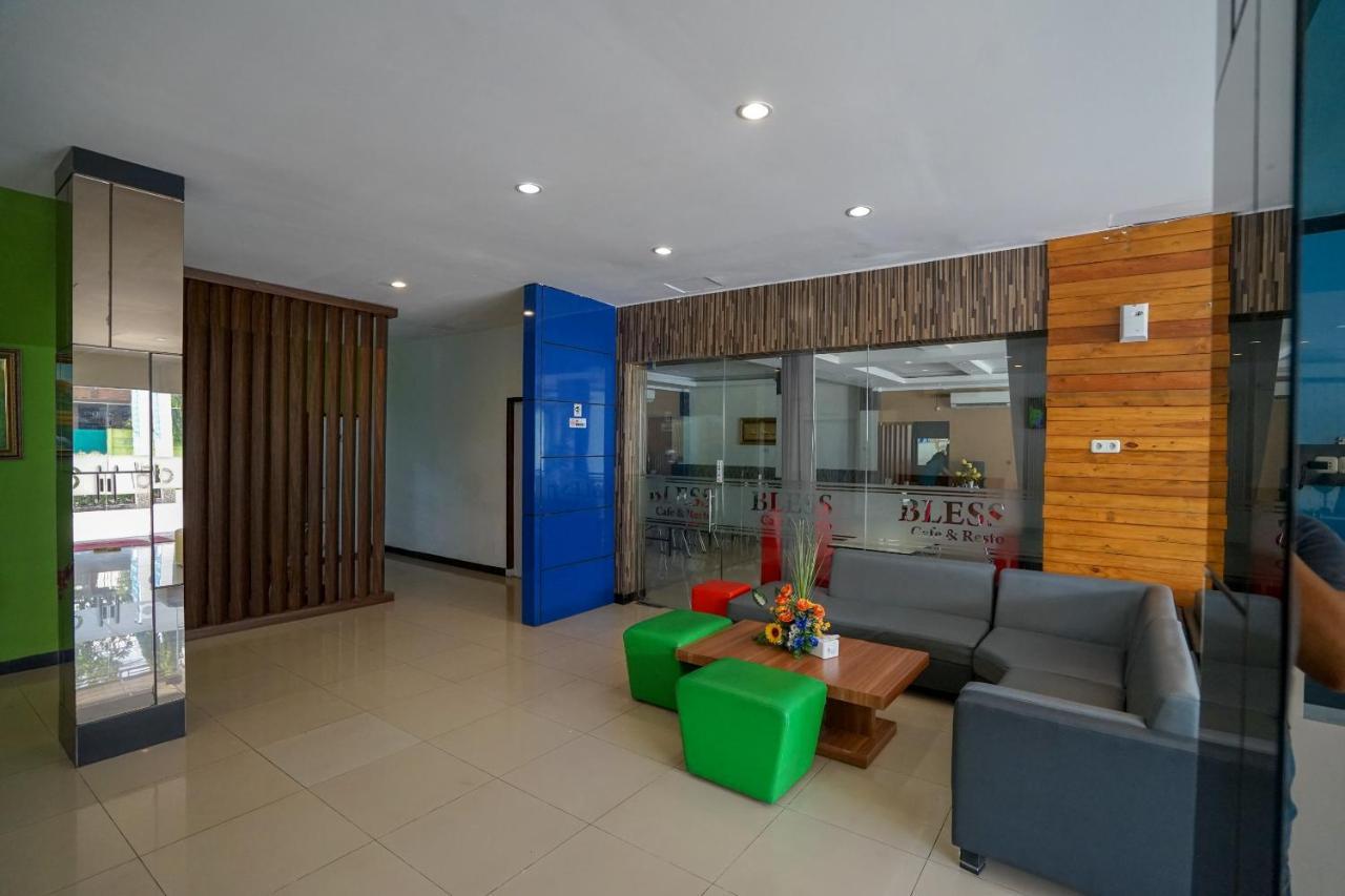 Oyo 575 Blessing Hotel Palembang Eksteriør billede